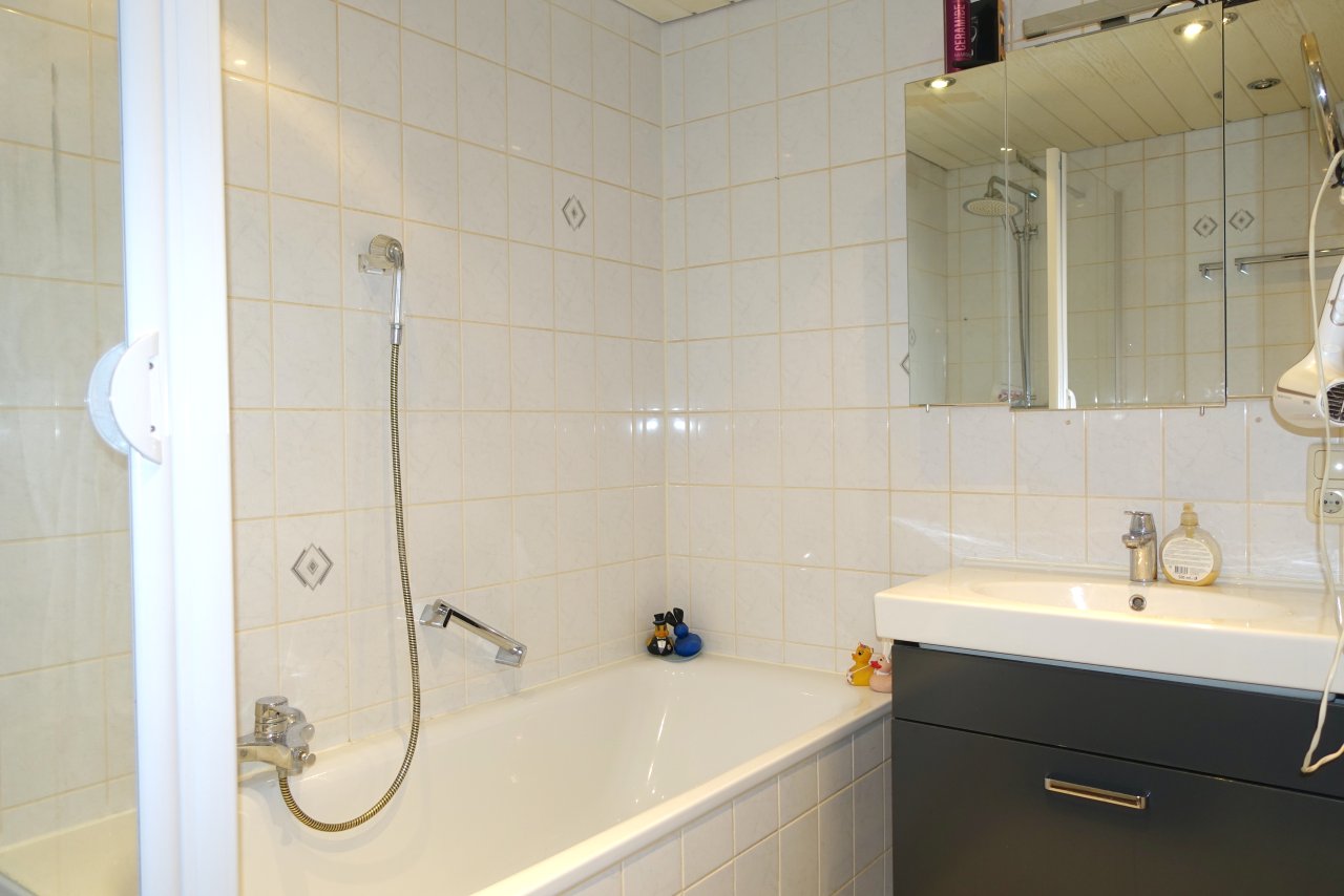 moderne 3 Zi. Wohnung im 1.OG mit 2 Balkonen