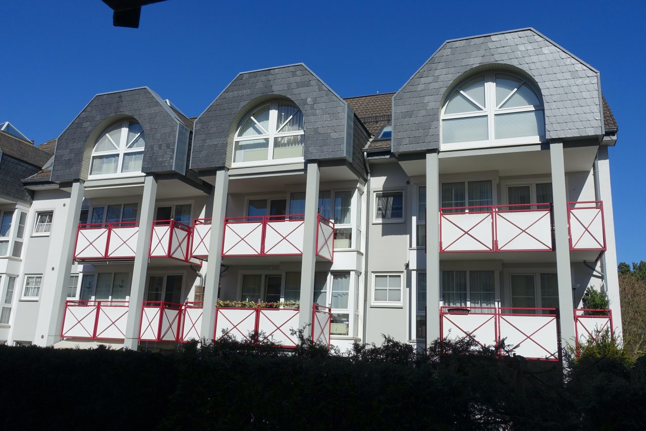moderne 3 Zi. Wohnung im 1.OG mit 2 Balkonen 