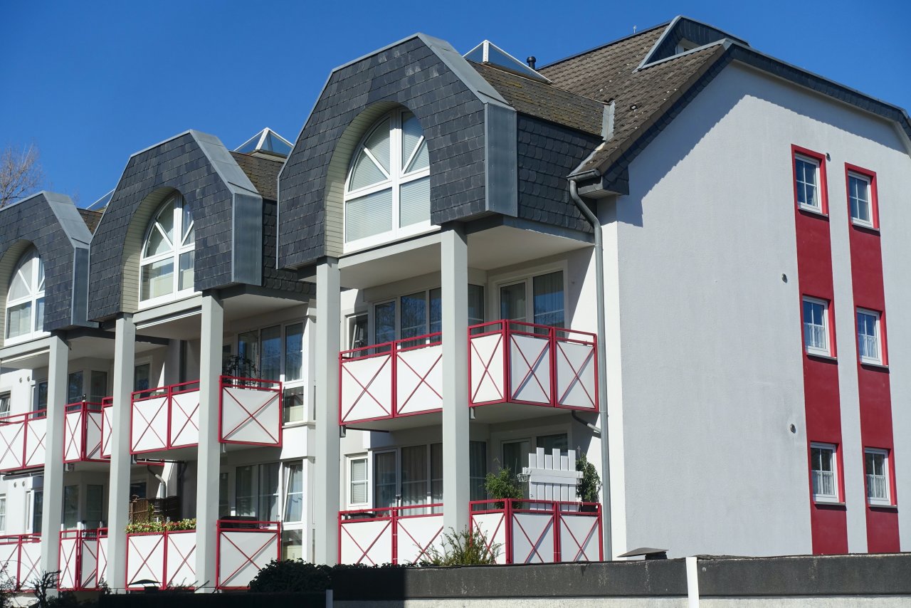 moderne 3 Zi. Wohnung im 1.OG mit 2 Balkonen