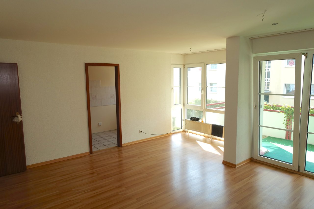 moderne 3 Zi. Wohnung im 1.OG mit 2 Balkonen