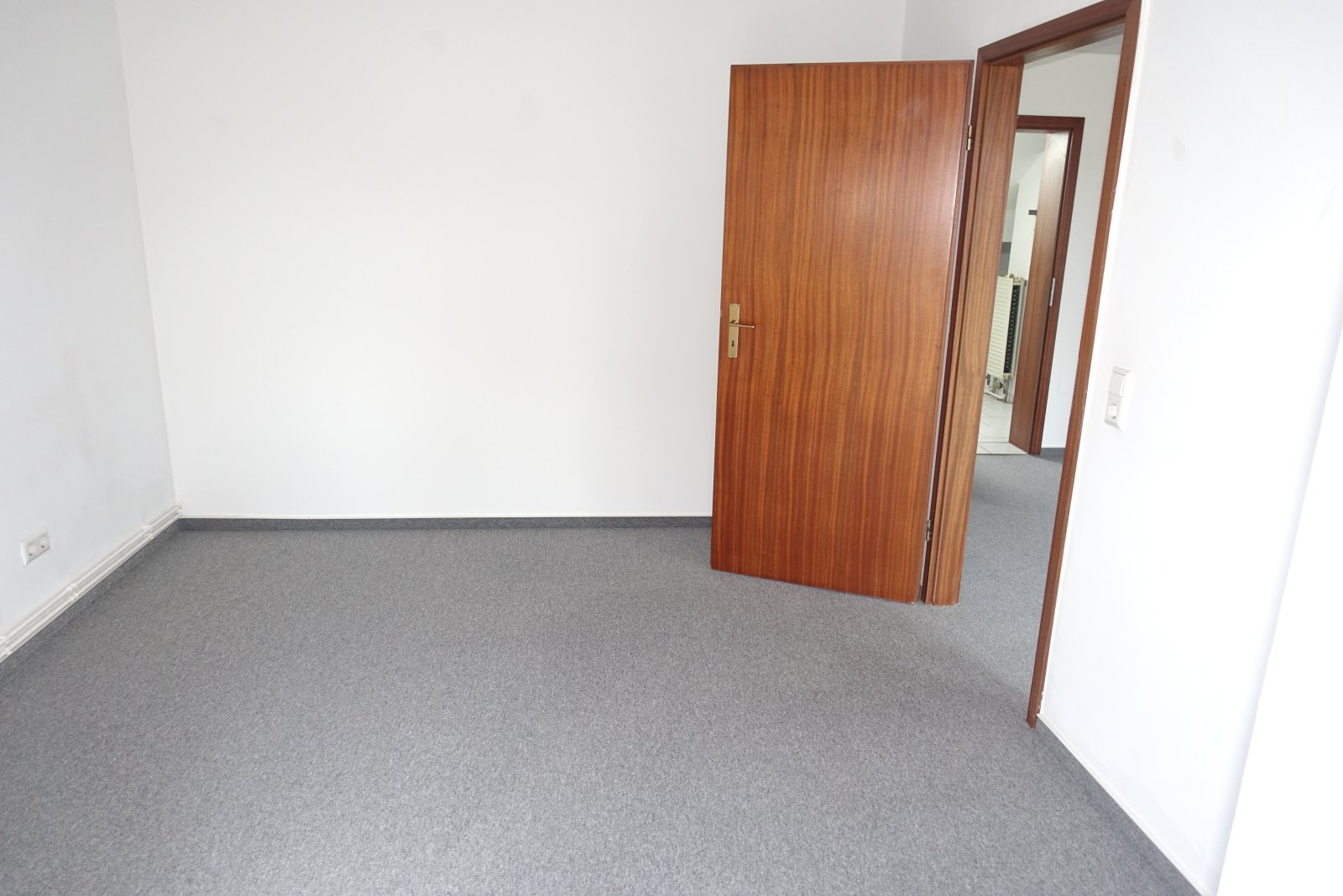 Charmante 2 Zimmer DG Wohnung mit großem Balkon