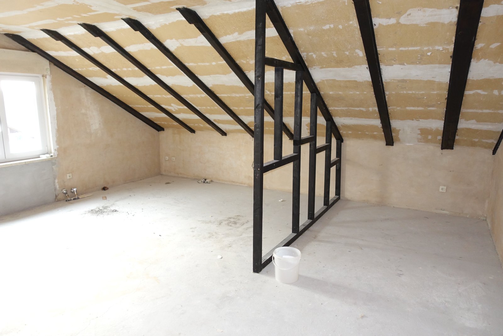 frisch sanierte 3 Zi DG Wohnung mit Balkon 