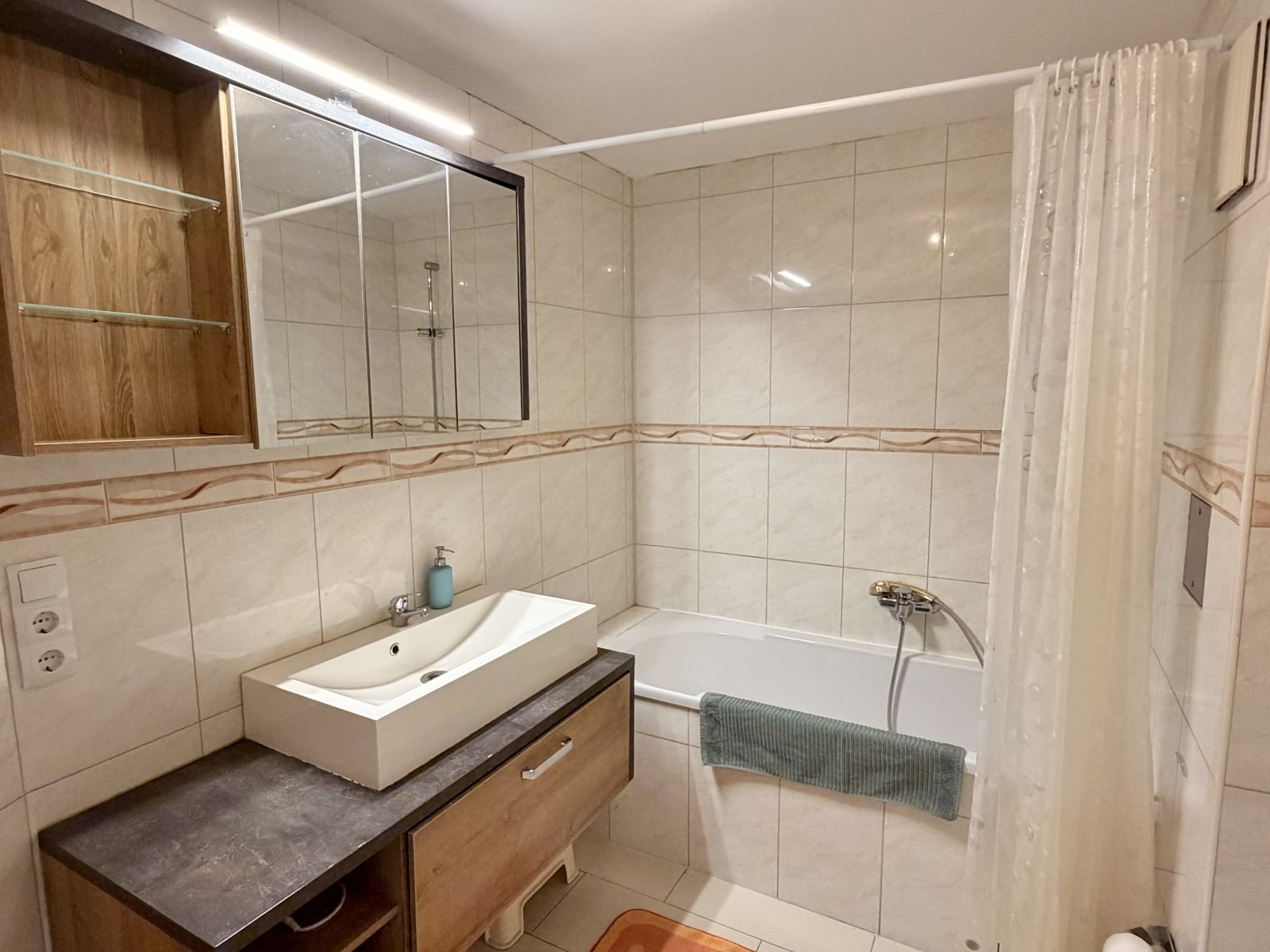 sehr sehr schöne 3 Zi. Wohnung mit Balkon