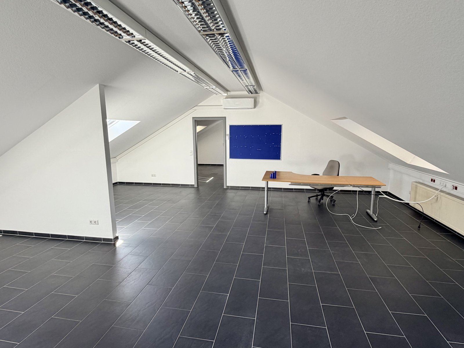 zeitlose Dachgeschoß Bürofläche mit Klimaanlage