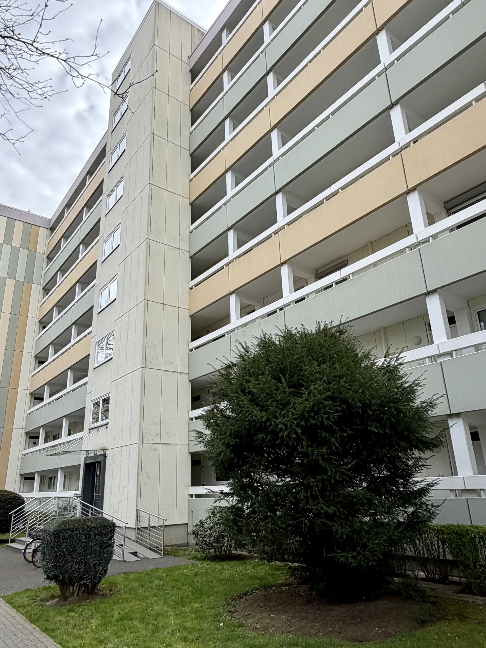moderne 1,5 Zi Wohnung mit Personenaufzug und Balkon