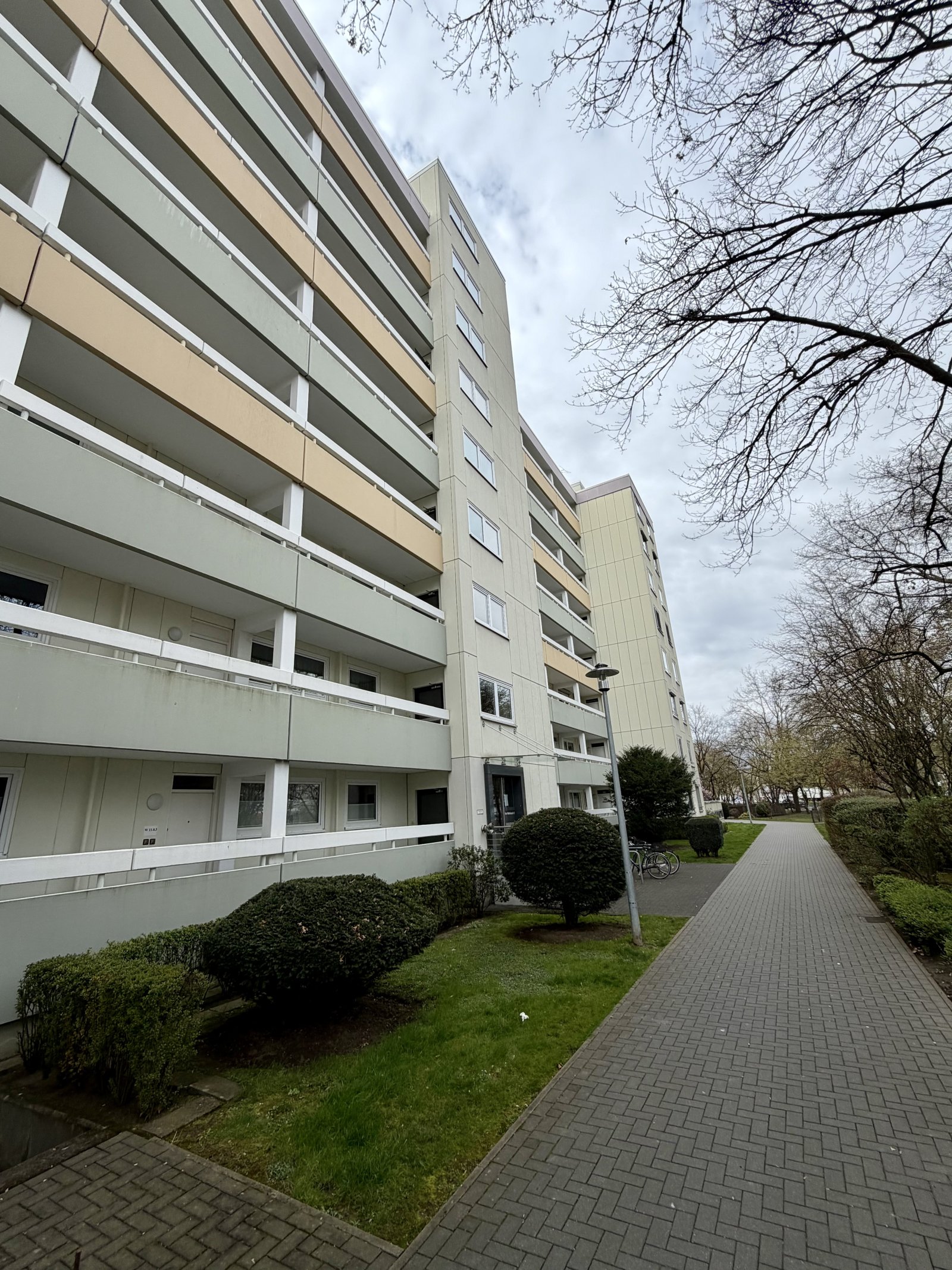 moderne 1,5 Zi Wohnung mit Personenaufzug und Balkon