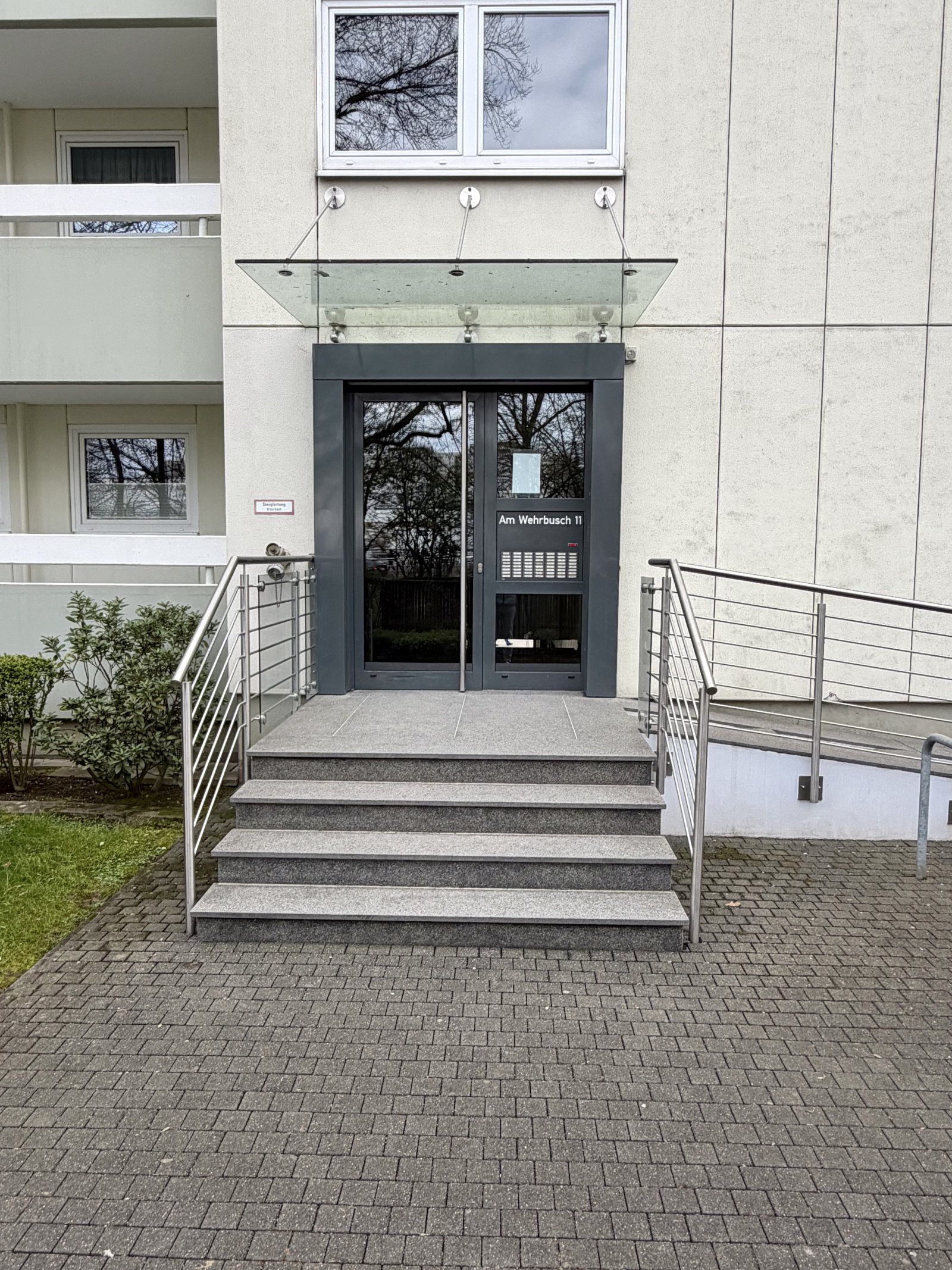 moderne 1,5 Zi Wohnung mit Personenaufzug und Balkon