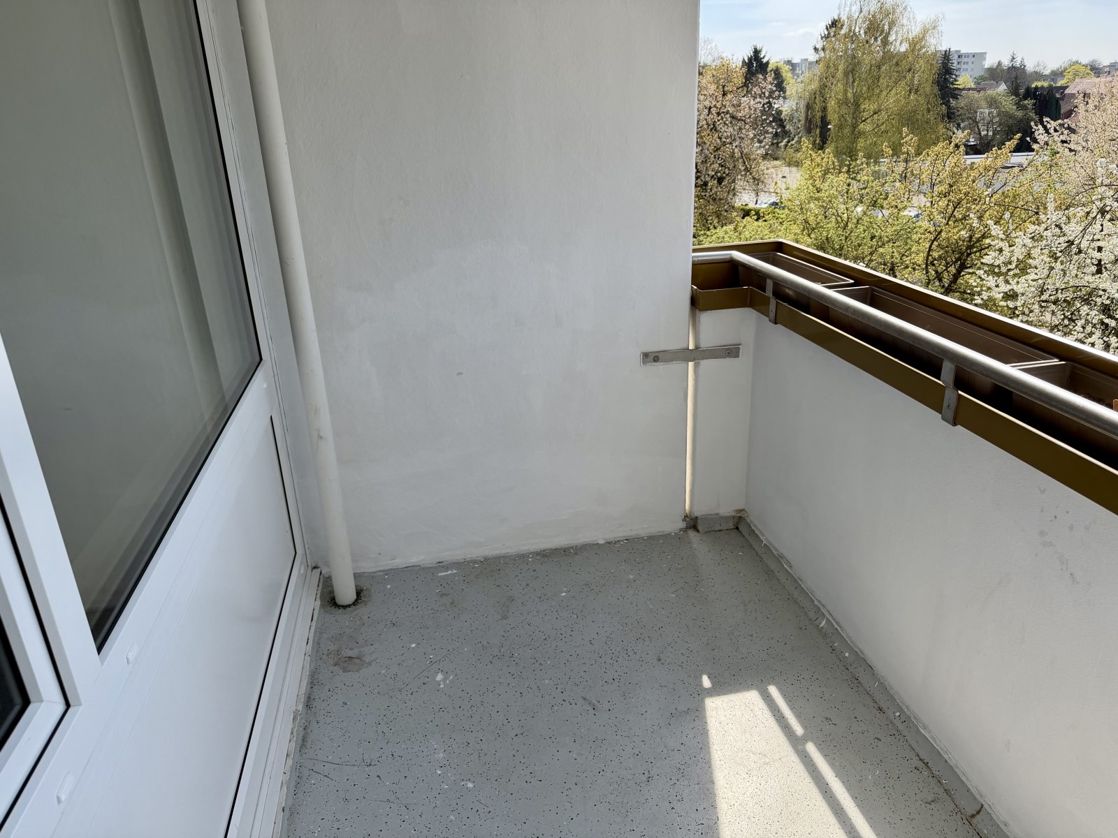 moderne 1,5 Zi Wohnung mit Personenaufzug und Balkon