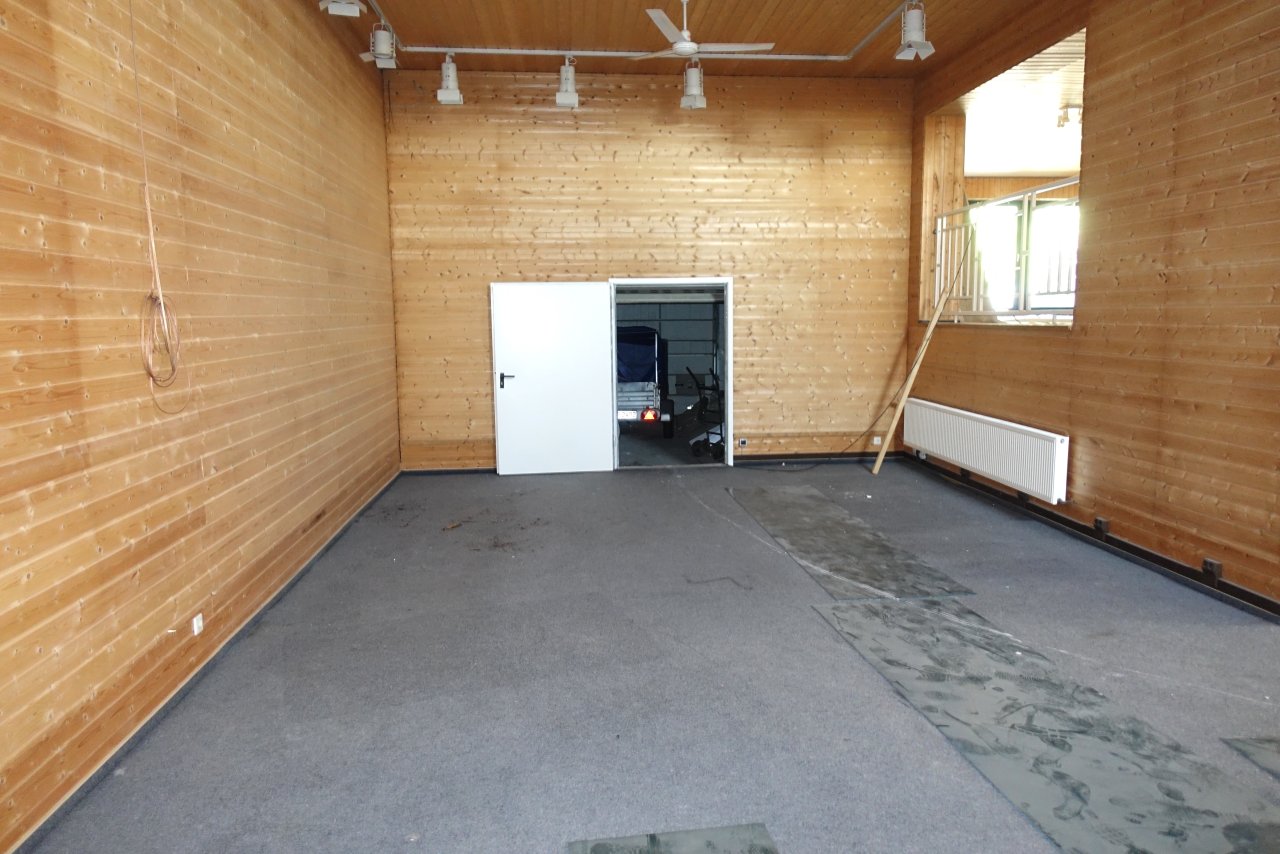 Lagerbereich zur Garage Lagerbereich zur Garage
