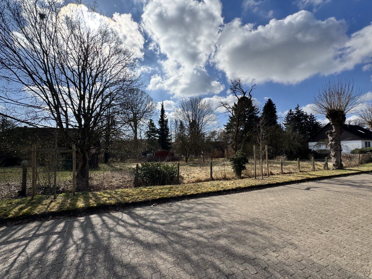 seitlicher Blick aufs Grundstück
