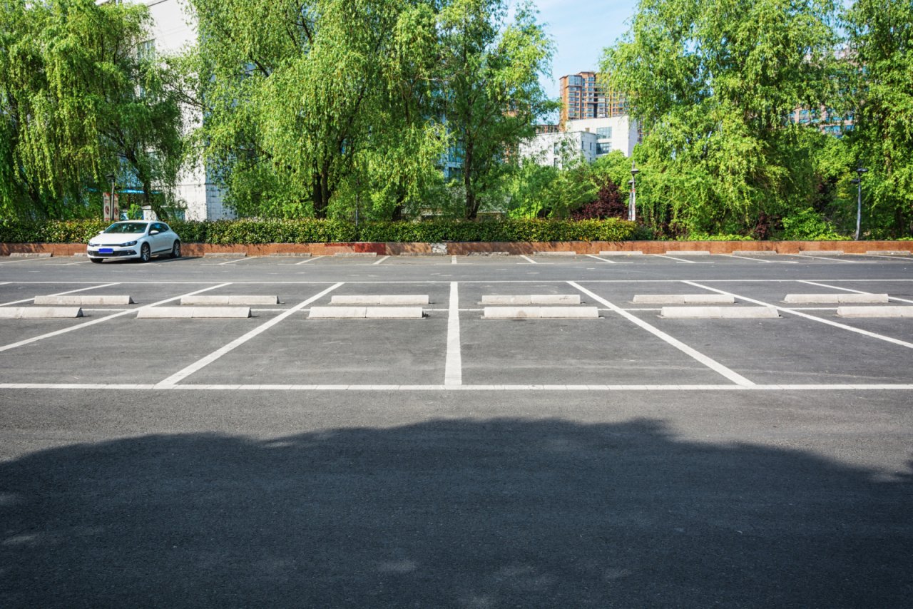 leer-parkplatz-parkweg-im-offentlichen-park